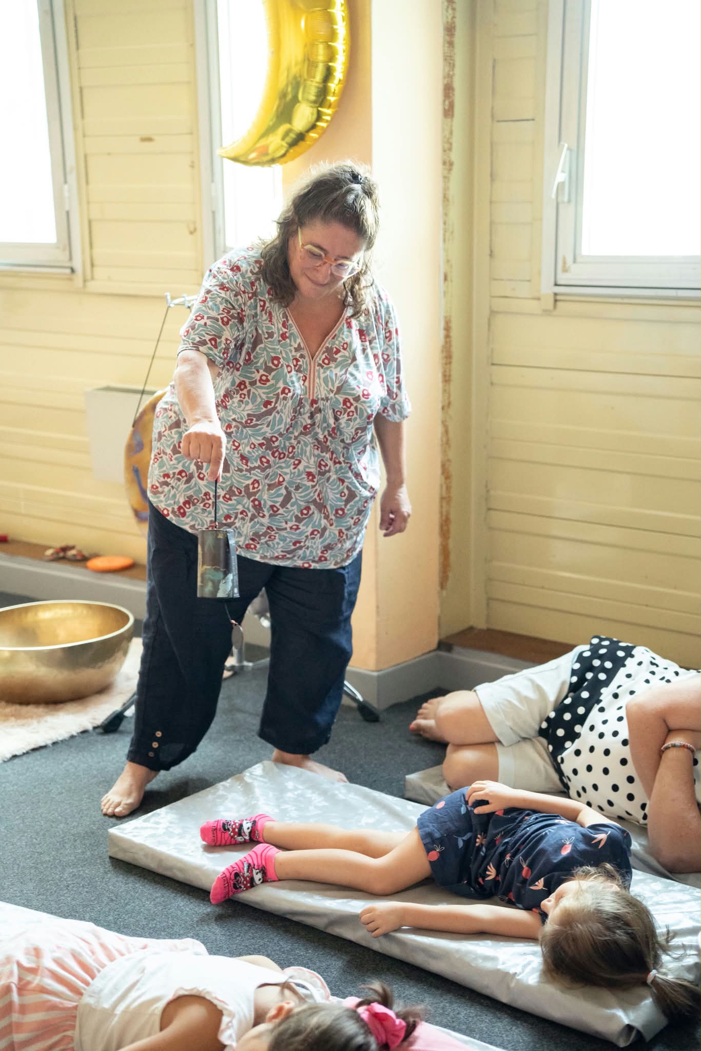 Nathalie Burky pendant un voyage sonore pour enfants à Tarbes