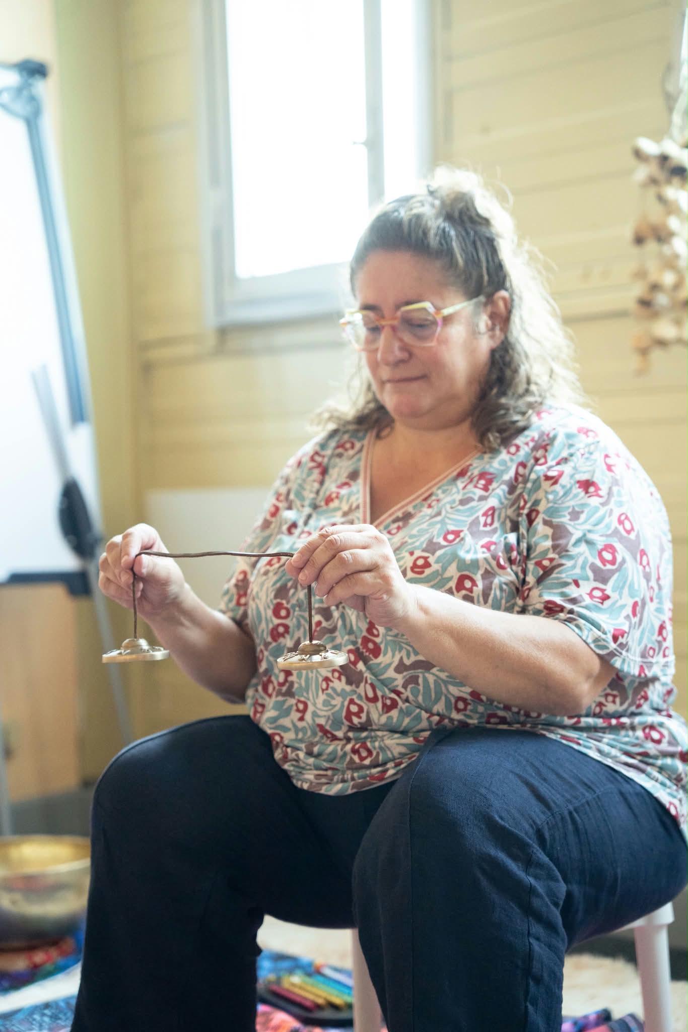 Nathalie Burky Aux Mains 2 Nath avec des cymbales lors d’un voyage sonore