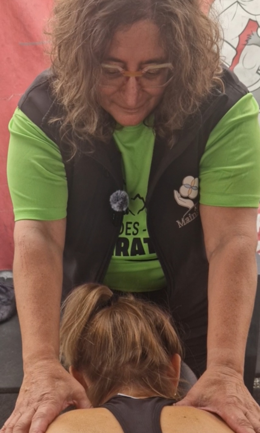 Nathalie Burky – Aux Mains 2 Nath réalise un massage Shakti de la nuque, des épaules et du haut du dos lors de l’événement HYROX au Tarbes Fitness Club.