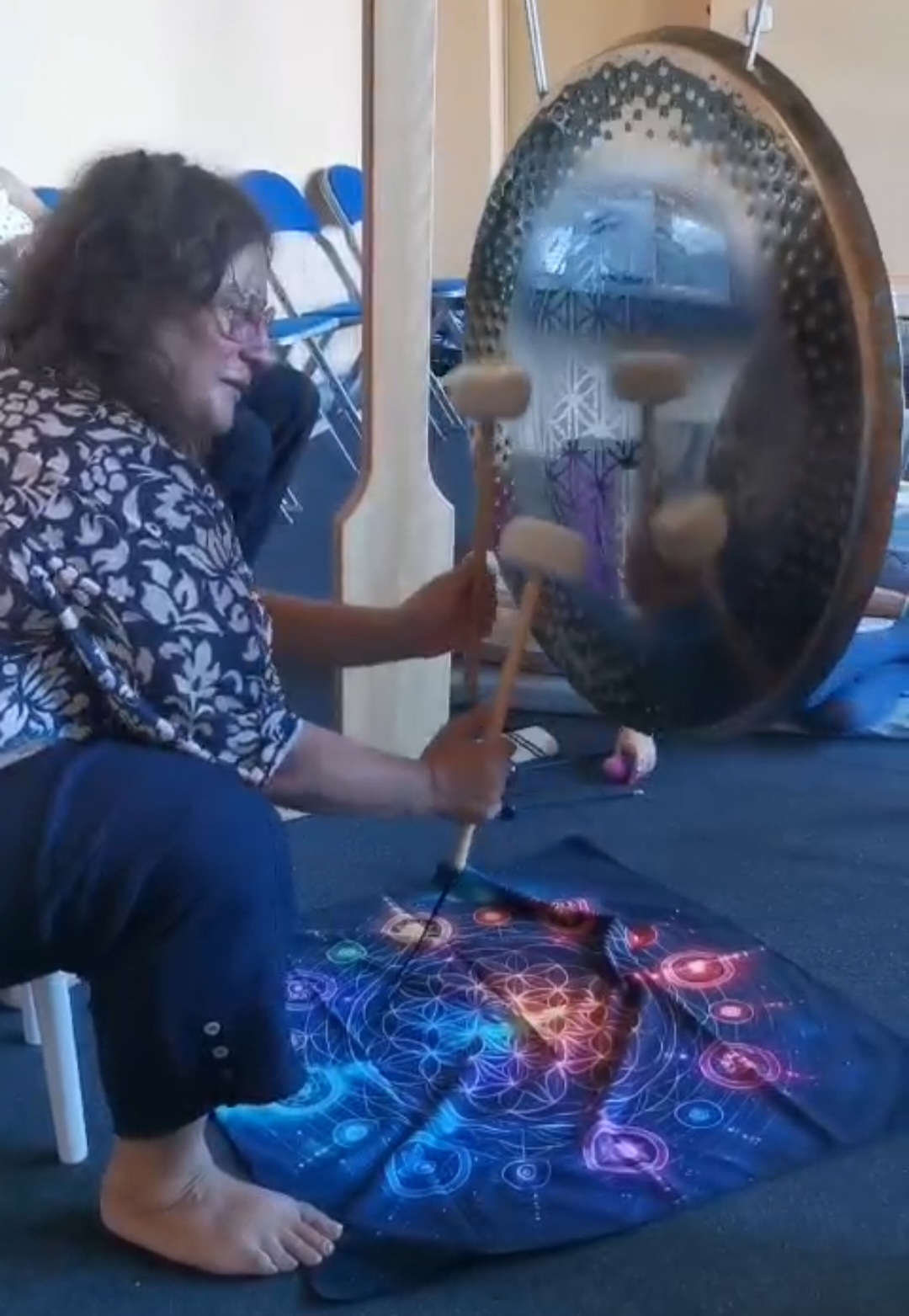 Nathalie Aux Mains 2 Nath jouant du gong pendant un voyage sonore aux Rencontres Bien-Être Pyrénées à Tarbes
