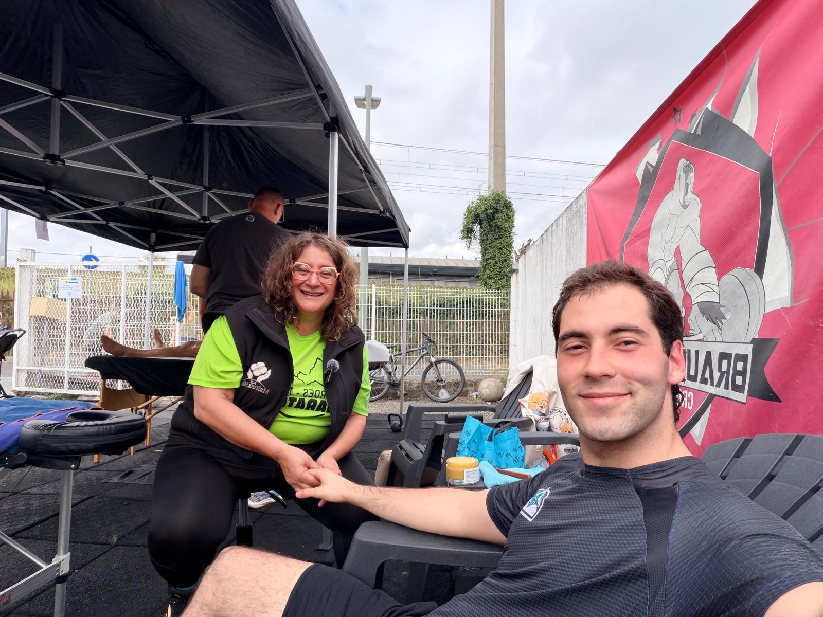 Nathalie Burky – Aux Mains 2 Nath avec un sportif après une séance de réflexologie lors de l’événement HYROX au Tarbes Fitness Club.