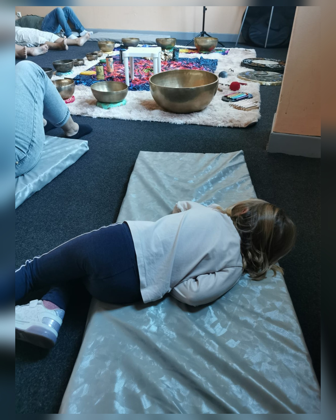 Enfant en relaxation pendant un voyage sonore avec bols tibétains aux Rencontres Bien-Être Pyrénées à Tarbes
