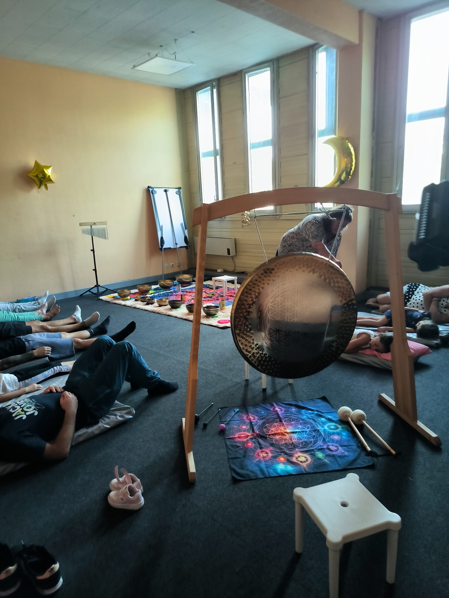 Voyage sonore avec gong et bols tibétains aux Rencontres Bien-Être Pyrénées à Tarbes avec Aux Mains 2 Nath