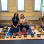 Nathalie d’Aux Mains 2 Nath et Sophie de la Garderie Événementielle Sovist lors des voyages sonores aux Rencontres Bien-Être Pyrénées à Tarbes