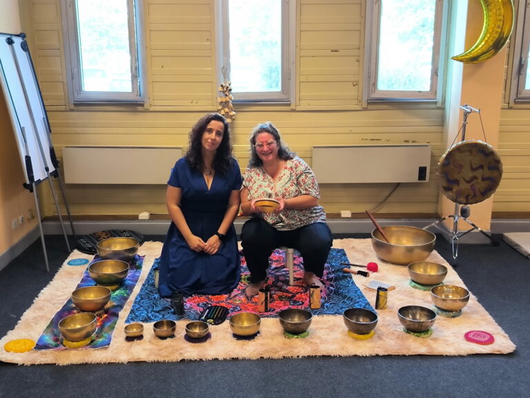 Nathalie d’Aux Mains 2 Nath et Sophie de la Garderie Événementielle Sovist lors des voyages sonores aux Rencontres Bien-Être Pyrénées à Tarbes