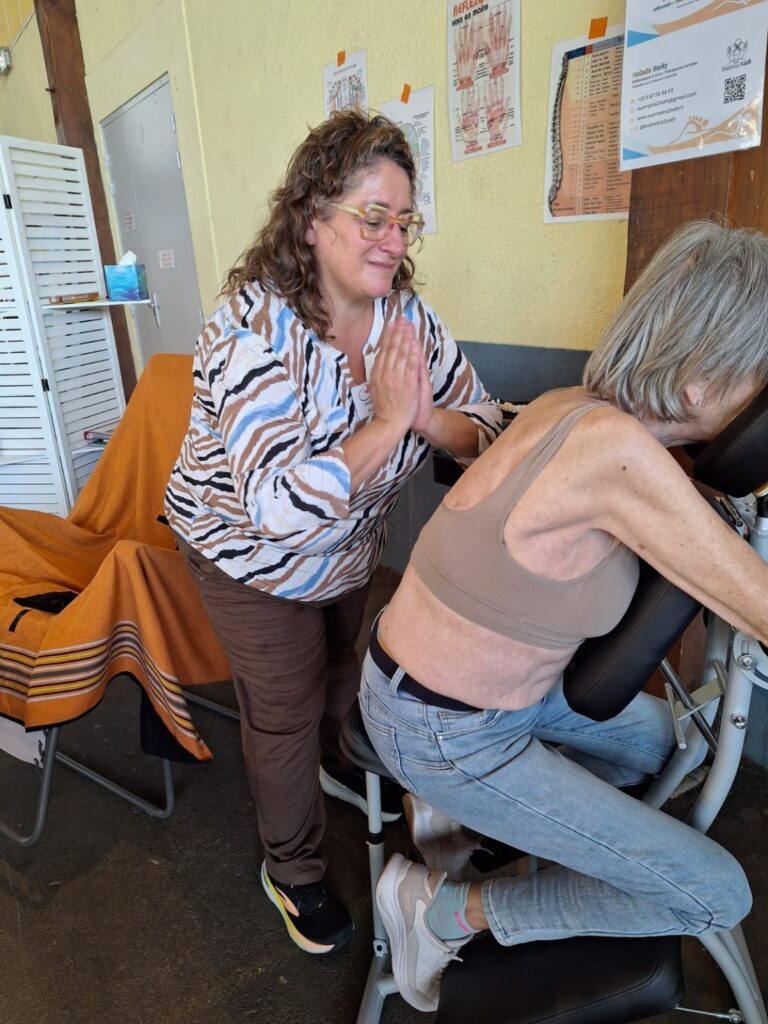 Massage indien assis AMMA avec Aux Mains 2 Nath au Week-end Zen’ittude