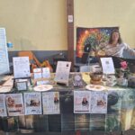 Nathalie Burky sur son stand Aux Mains 2 Nath au Week-end Zen’ittude