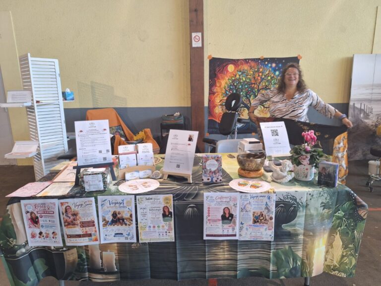 Nathalie Burky sur son stand Aux Mains 2 Nath au Week-end Zen’ittude