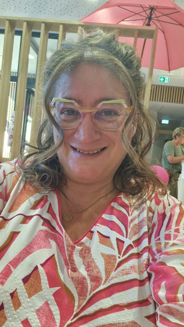 Nathalie Burky – Aux Mains 2 Nath aux Samedis Roses de la Mammo à Lourdes pour Octobre Rose