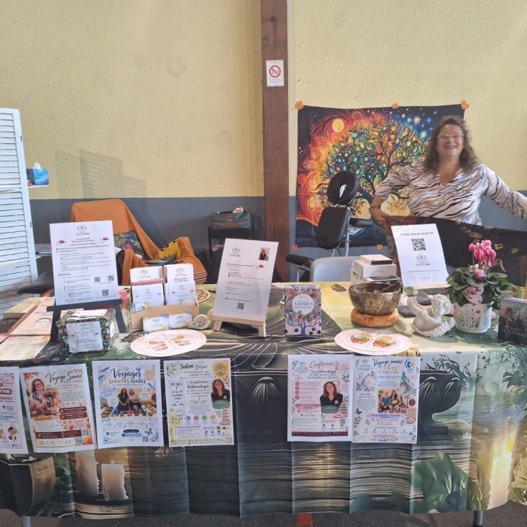 Nathalie Burky sur son stand Aux Mains 2 Nath au Week-end Zen’ittude