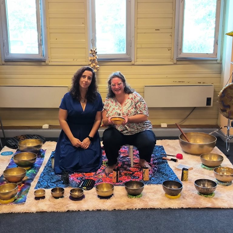 Nathalie d’Aux Mains 2 Nath et Sophie de la Garderie Événementielle Sovist lors des voyages sonores aux Rencontres Bien-Être Pyrénées à Tarbes